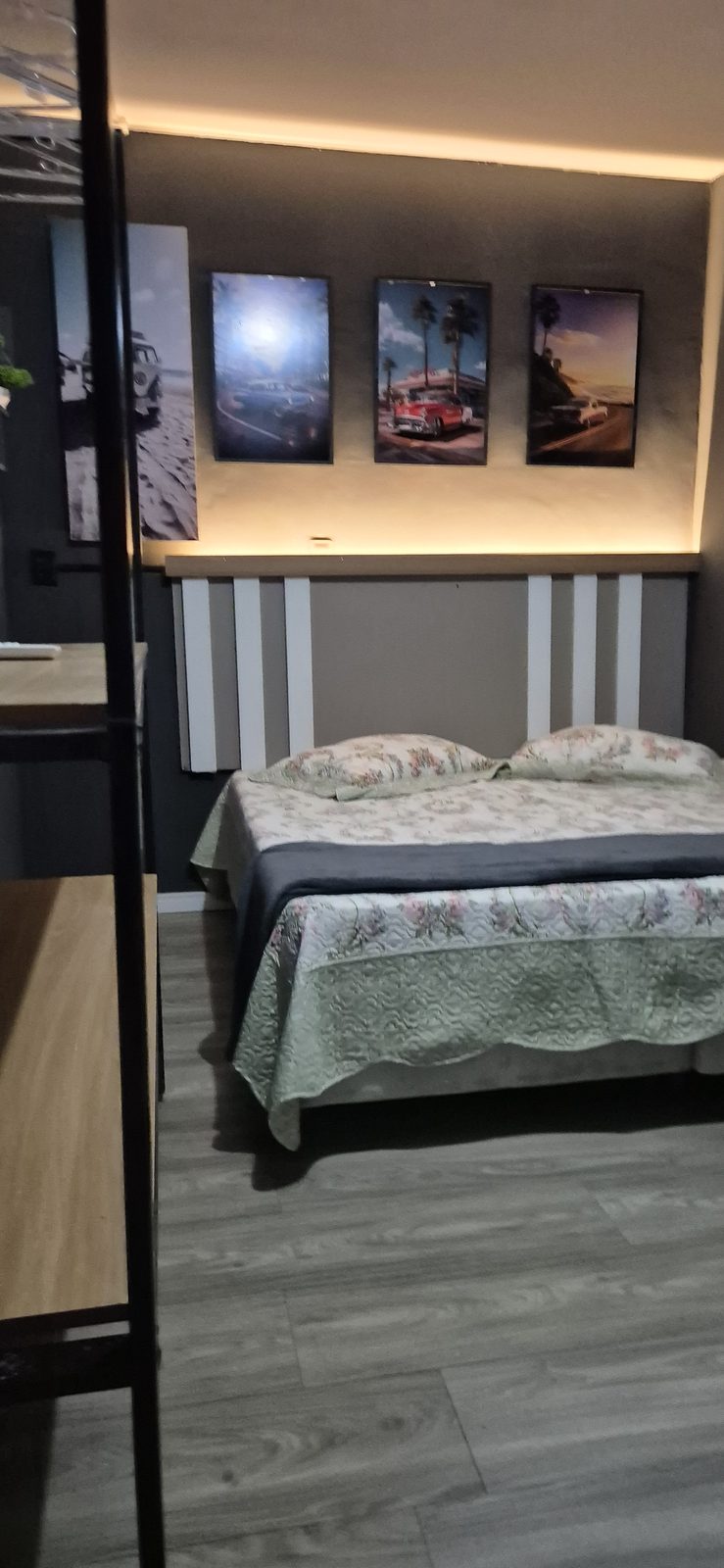 Quarto Roddertown 05 — Detalhe da cama, quadros temáticos e mesa de apoio