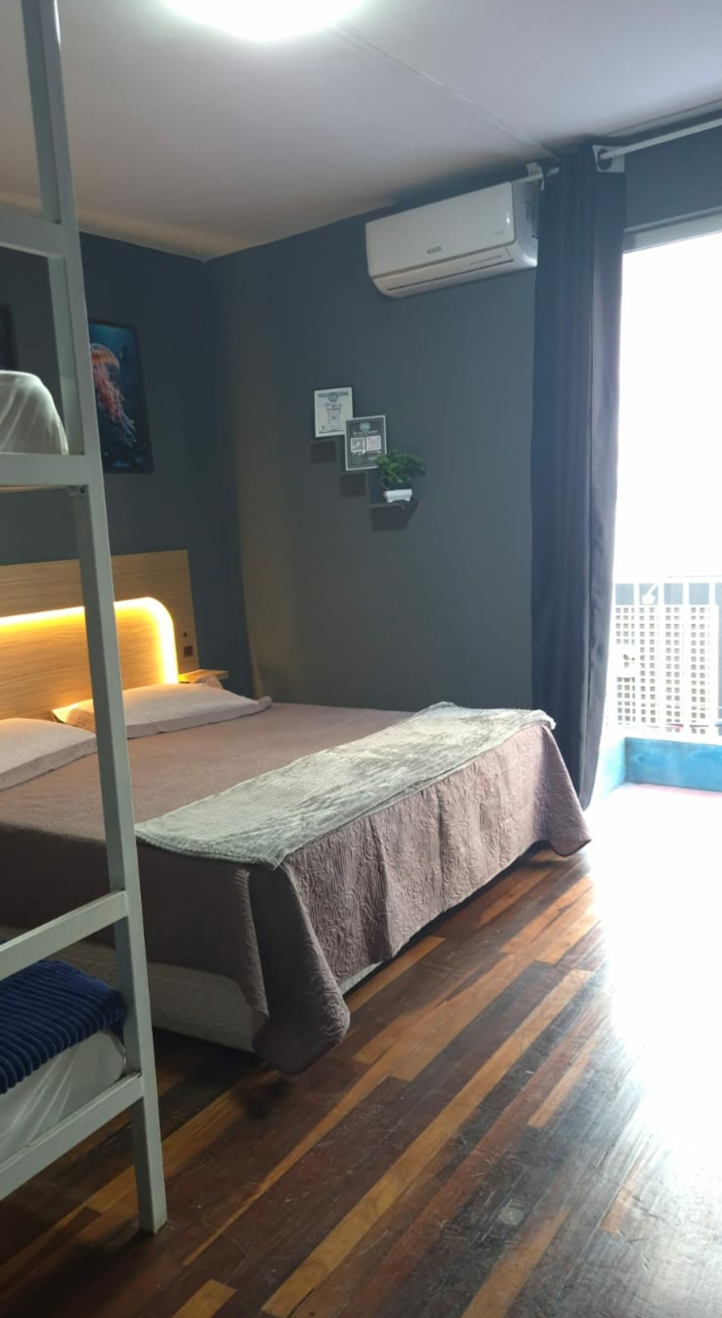 Quarto Zip Rider 11 — Quarto climatizado com ar-condicionado e acesso à sacada