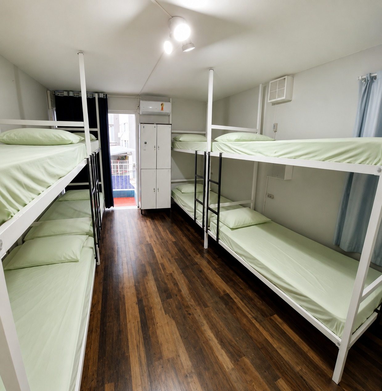 Quarto Aventura Jurássica 03 — Beliches com roupa de cama verde e ar-condicionado