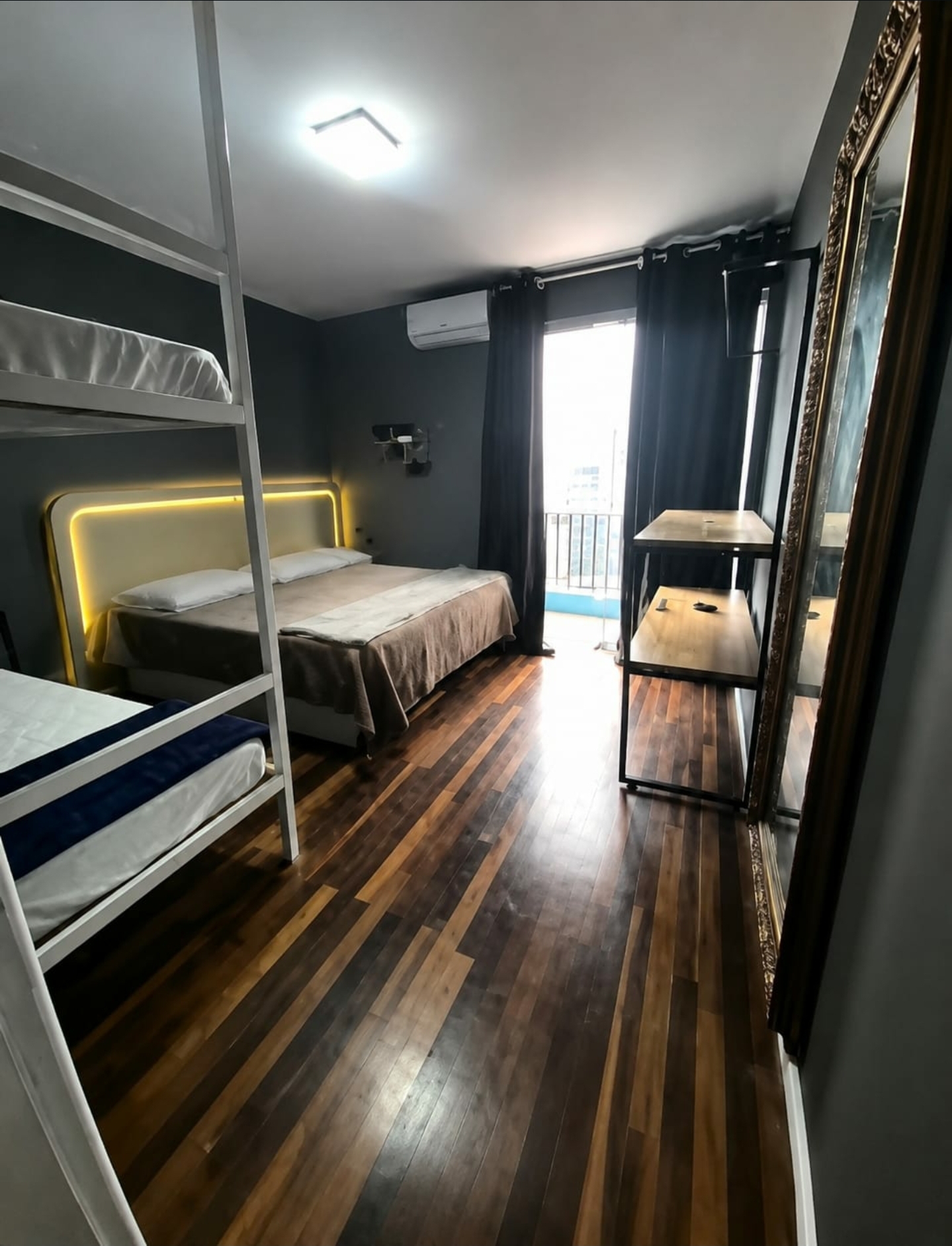 Quarto Zip Rider 11 — Quarto amplo com beliche, cama de casal e sacada