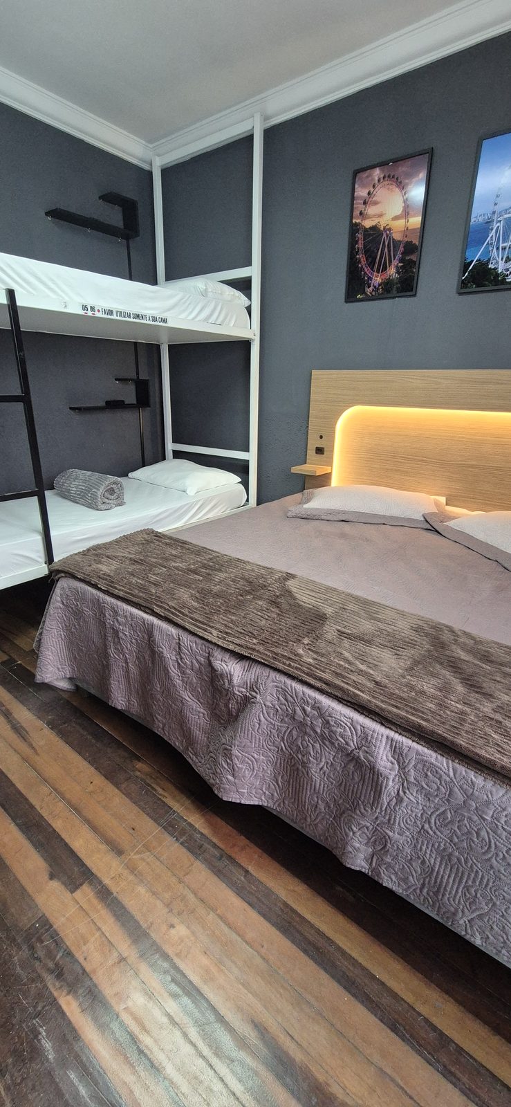 Quarto Big Wheel 04 — Beliche ao lado da cama de casal com iluminação suave