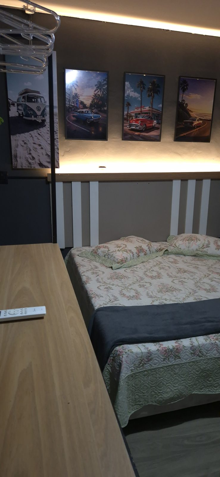 Quarto Roddertown 05 — Beliche ao lado da cama com iluminação suave