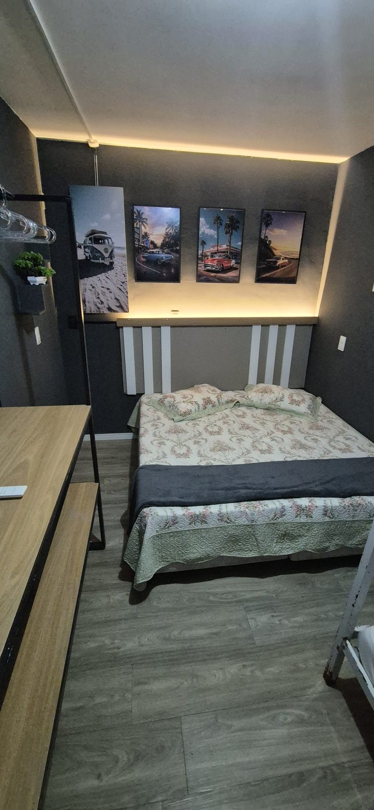 Cama com iluminação de LED, quadros temáticos e bancada de madeira