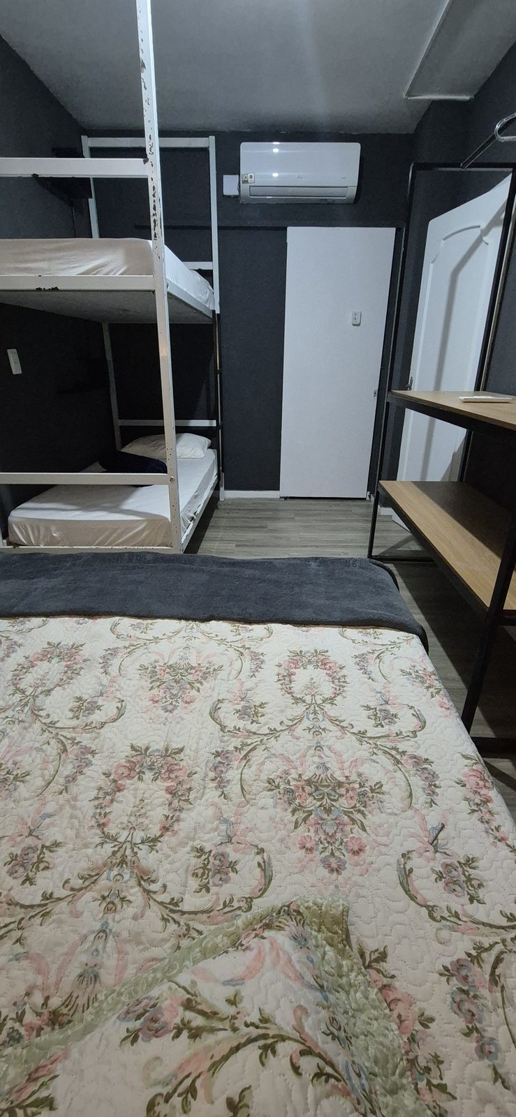 Quarto Roddertown 05 — Vista ampla do quarto com beliche e frigobar