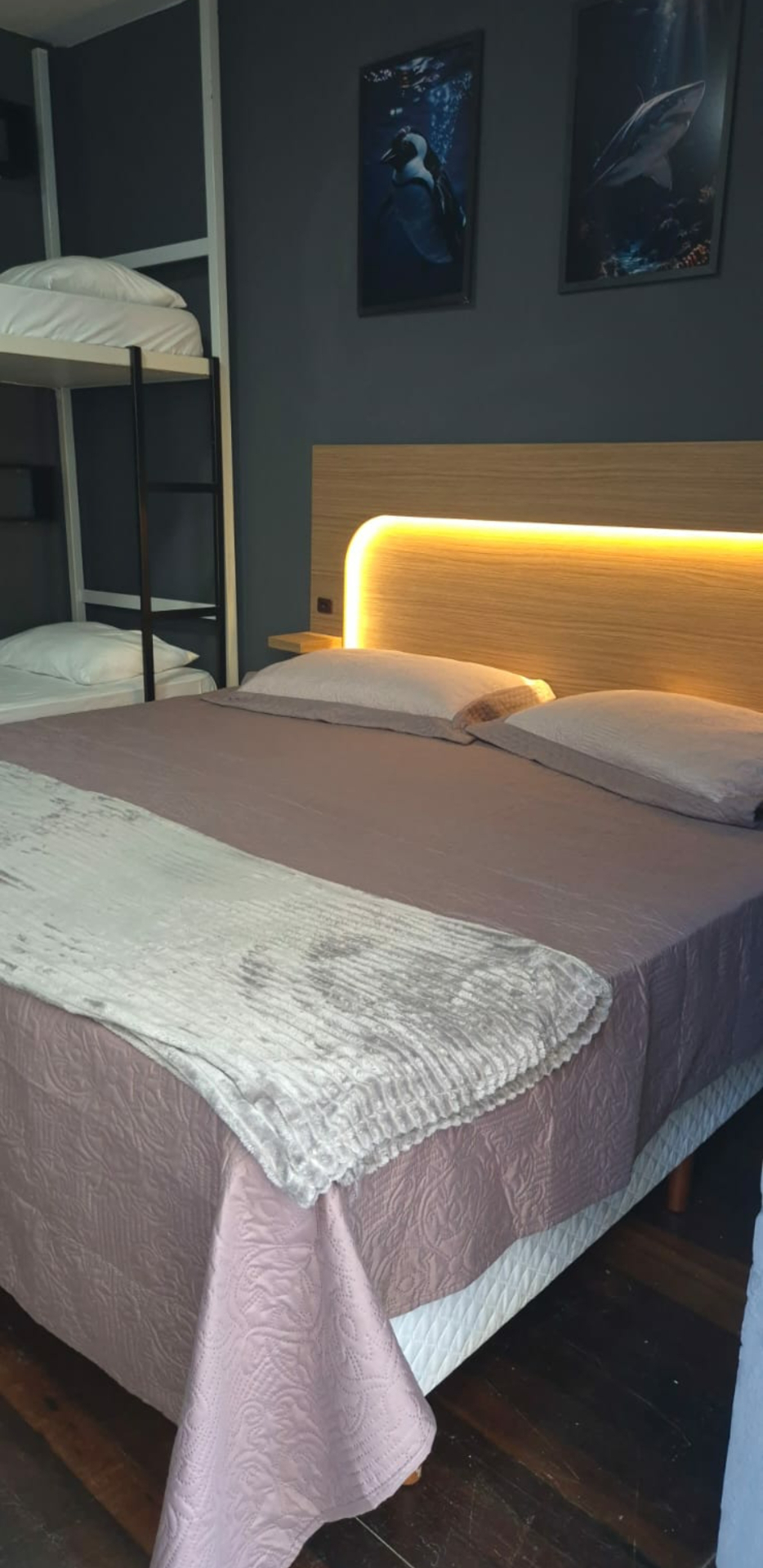 Quarto Zip Rider 11 — Detalhe da cama de casal com beliche ao lado