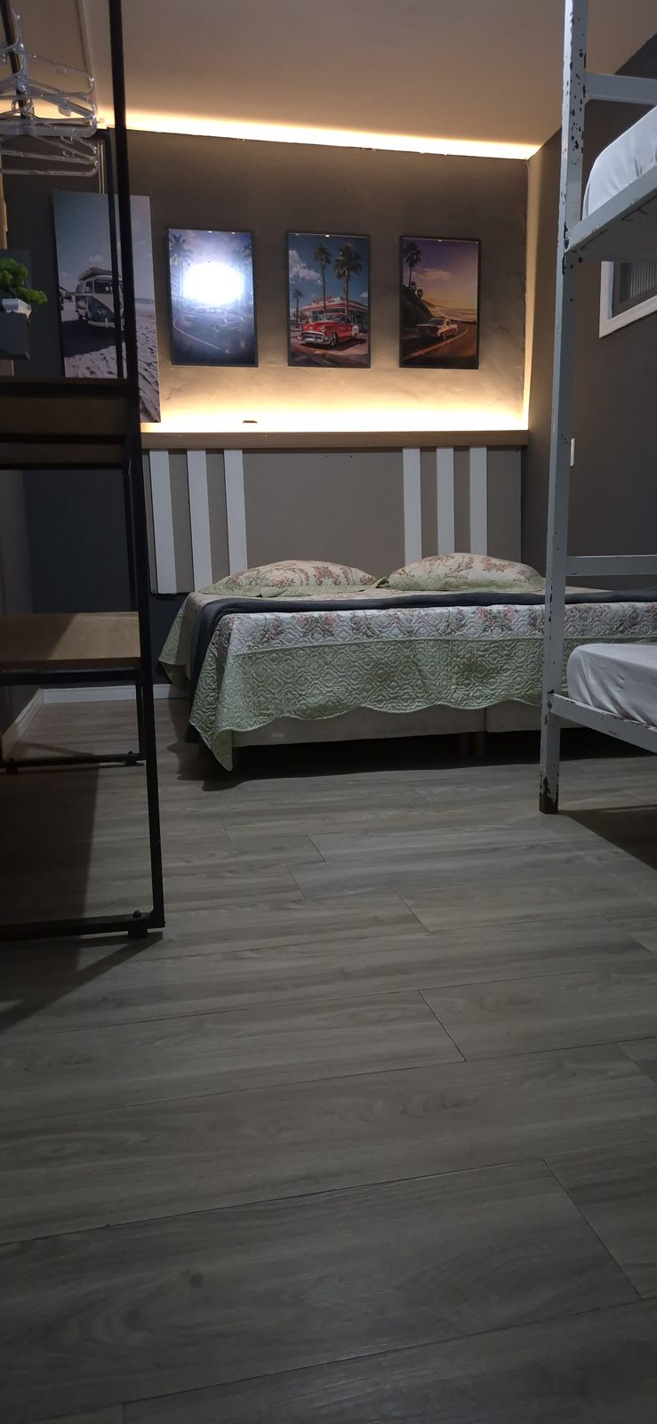 Quarto Roddertown 05 — Cama de casal com cabeceira iluminada e quadros na parede