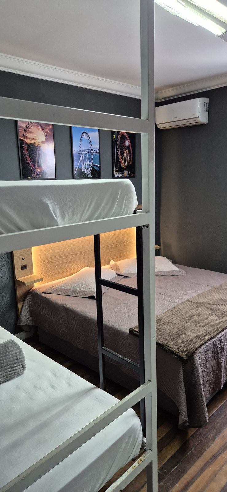 Quarto Big Wheel 04 — Área de apoio com espelho, cabideiro e prateleiras