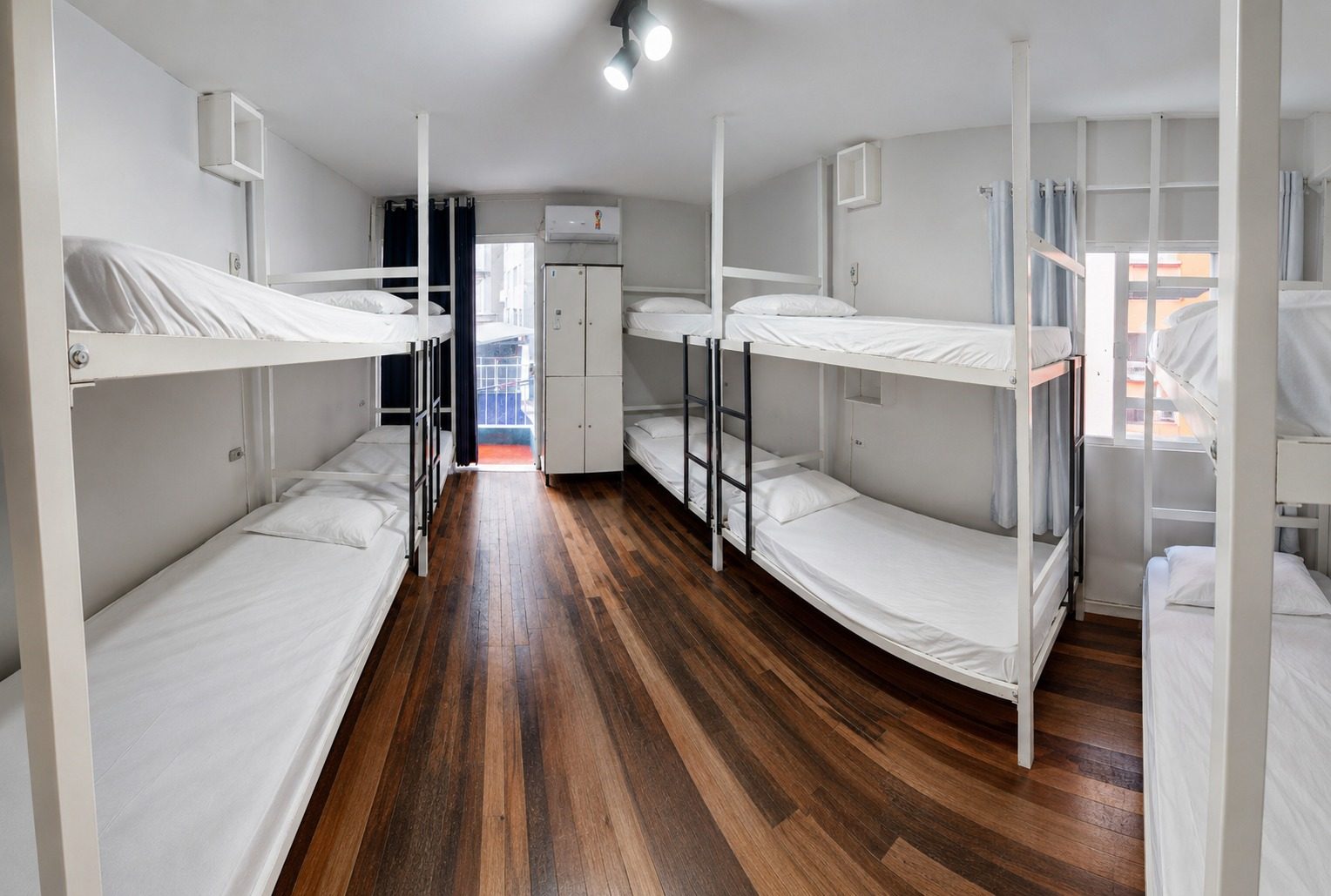 Quarto Aventura Jurássica 03 — Vista ampla do quarto compartilhado com vários beliches