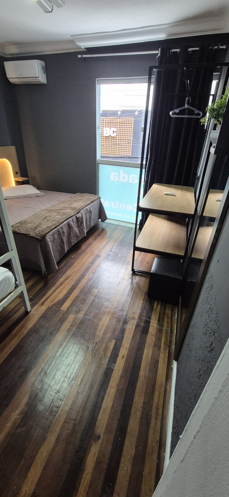 Quarto Big Wheel 04 — Quarto com cortina, sacada e entrada de luz natural