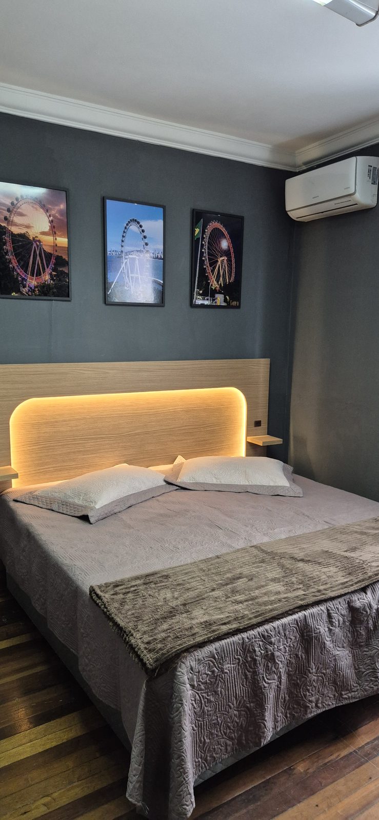 Quarto Big Wheel 04 — Vista ampla do quarto com cama de casal e ar-condicionado