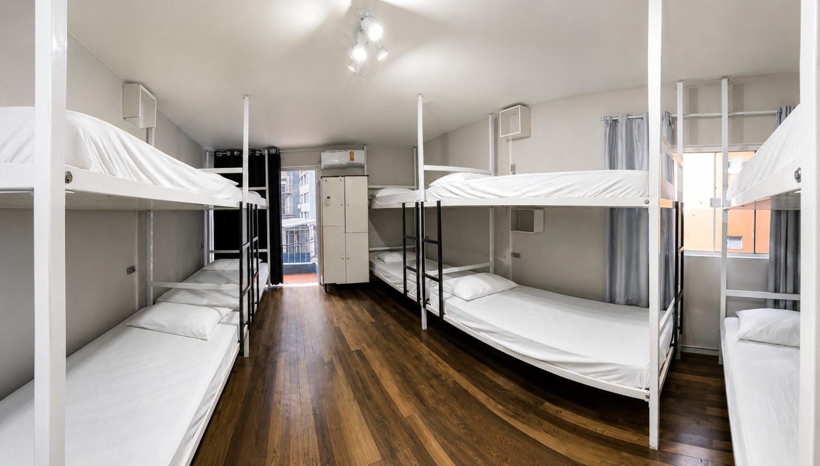 Quarto Aventura Jurássica 03 — Beliches alinhados com armário e acesso à sacada