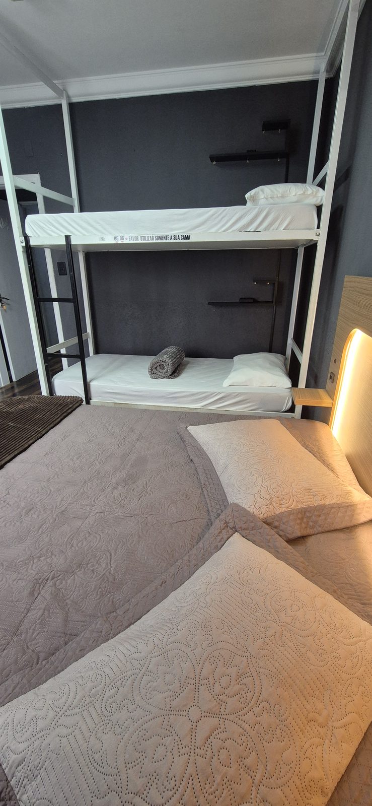 Quarto Big Wheel 04 — Beliche e cama de casal com piso de madeira