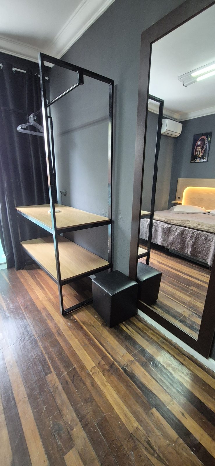 Quarto Big Wheel 04 — Espelho, cabideiro e bancada de apoio do quarto