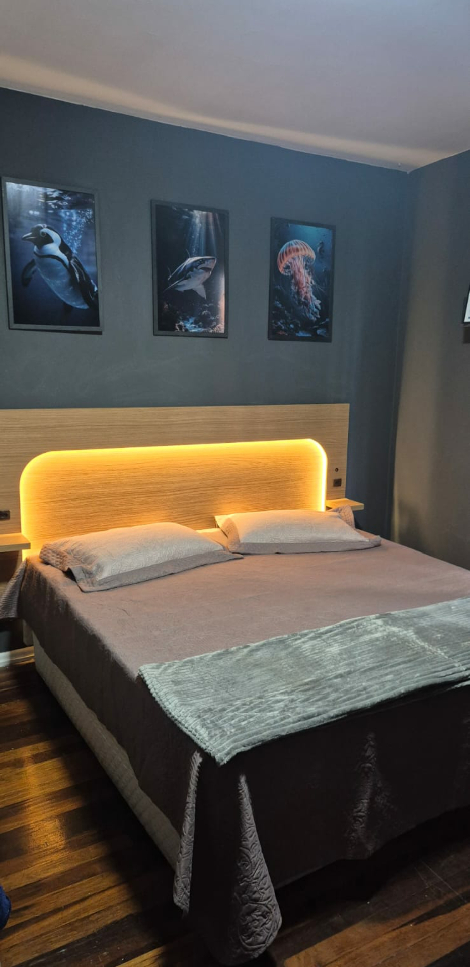 Quarto Zip Rider 11 — Quarto com cama de casal e iluminação de LED na cabeceira